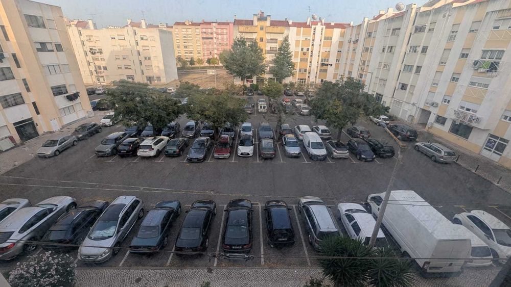 T2 com Arrecadação no Carregado – Excelente Localização