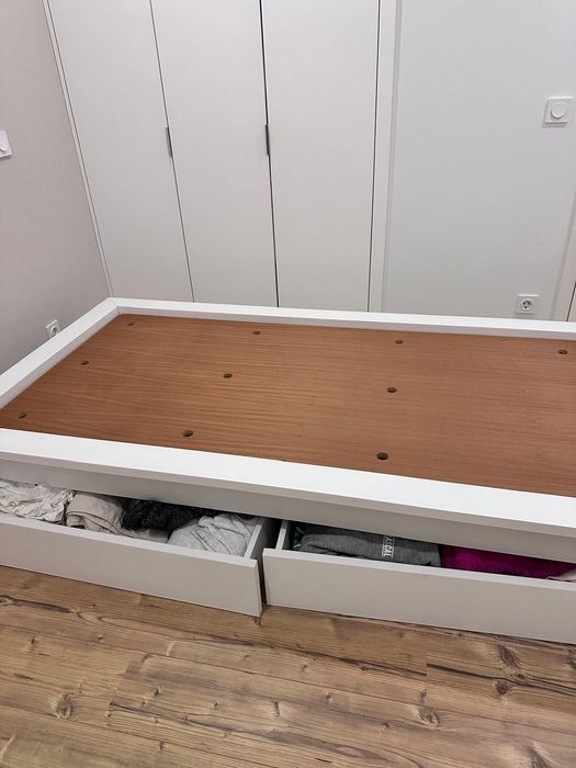 Cama lacada em branco