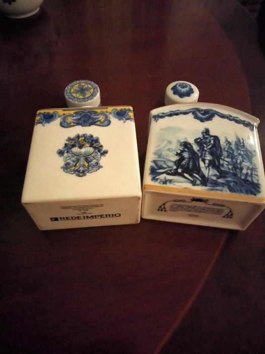 Vendo 2 frascos imitação Vista Alegre