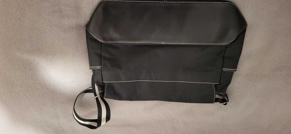 Czarna torba na ramię Nine West z klapą zapinaną na rzepy.