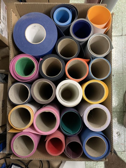 Lote variado de vinil têxtil para personalização de roupas e tecidos.