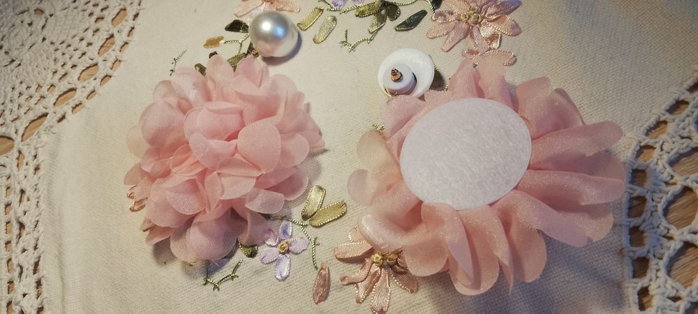 Tkaninowe delikatne kolczyki kwiatki płatki jasny róż