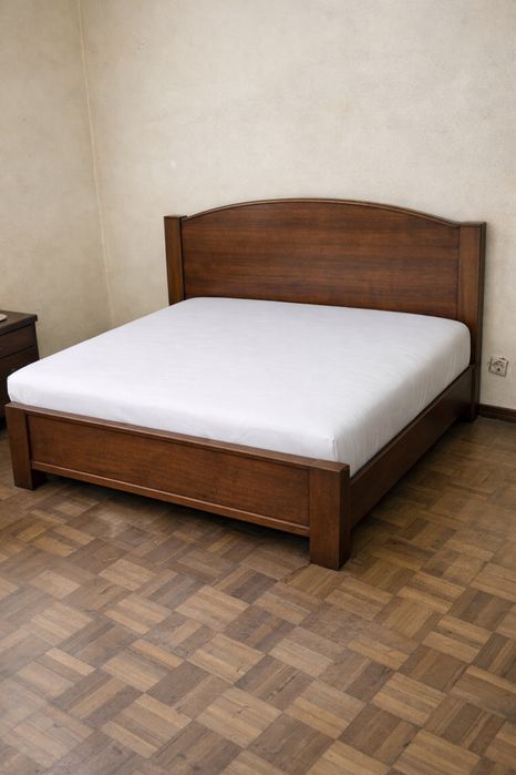 Cama de solteiro e casal com estrado mesa de cabeceira e comoda