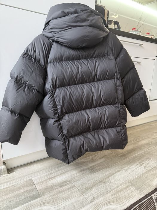 Пуховик овер чорного кольору