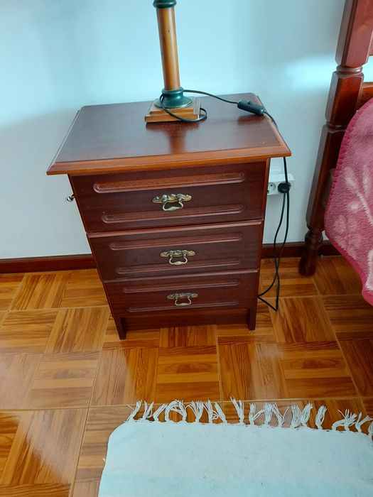 Vendo cama, mesas de cabeceira e comoda