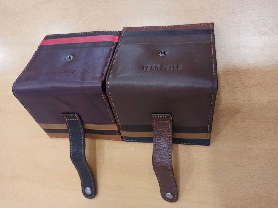 Carteira de diversas cores em pele (cabedal)