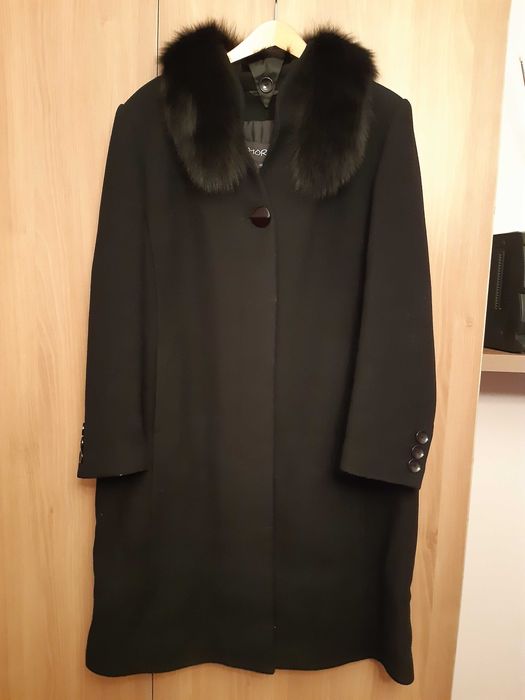 Elegancki czarny płaszcz damski z kołnierzem futrzanym – rozmiar 46