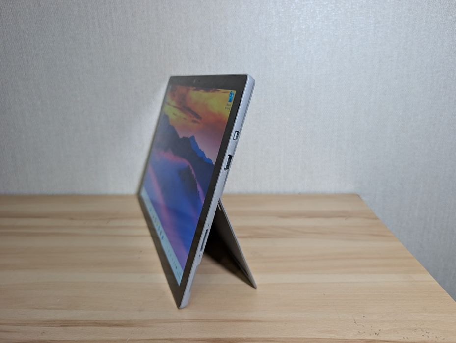Планшет Surface Pro 5 8/256gb Intel i5-7300u