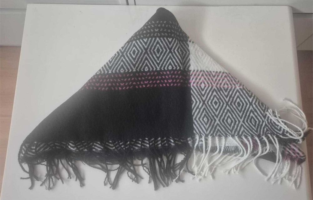 Ciepły szal czarno-biały