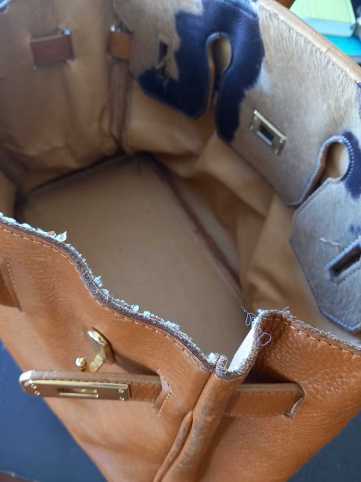 Carteira toda em pele, cor Camel com pele de vaca,como nova.