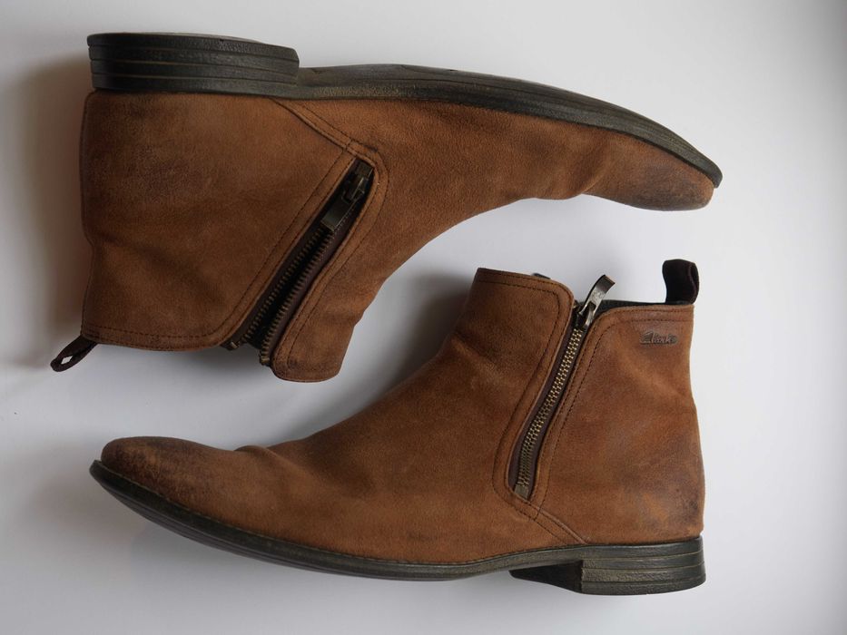 Botas de homem em camurça, marca Clarks (tam 43)