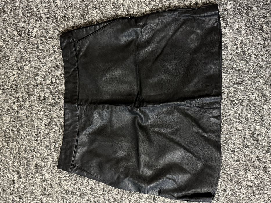 Чорна юбка з екошкіри