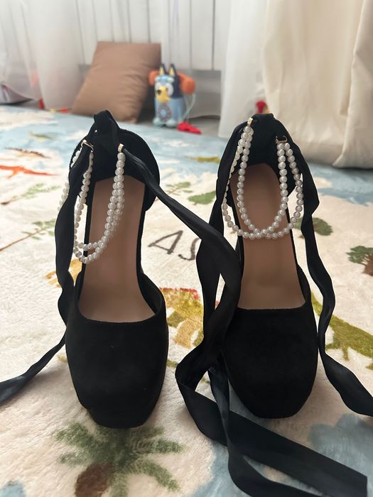 Туфлі на високому каблуку дуже жіночні та елегантні