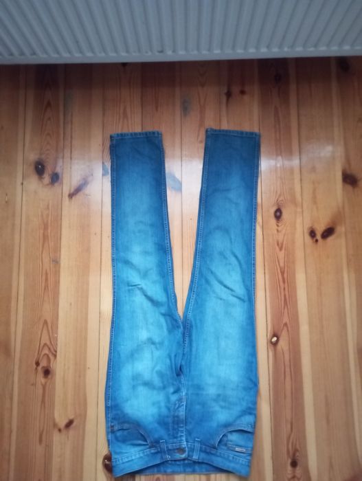 Bardzo fajne modne jeansy męskie firmy Bridle