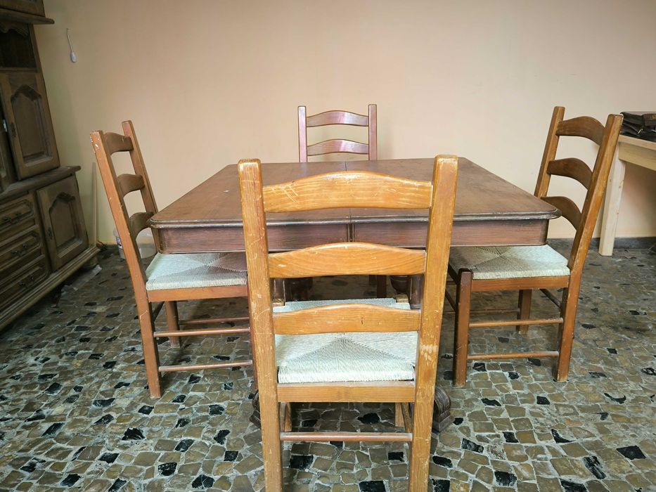 Mesa de jantar em madeira com quatro cadeiras rústicas, Perrine.