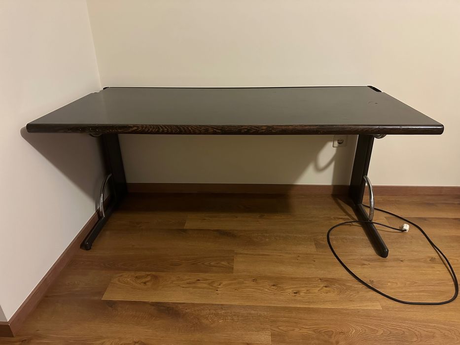 Mesa de escritório eletrificada em madeira maciça