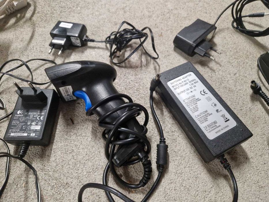 Zestaw kabli i akcesoriów – około 100 sztuk