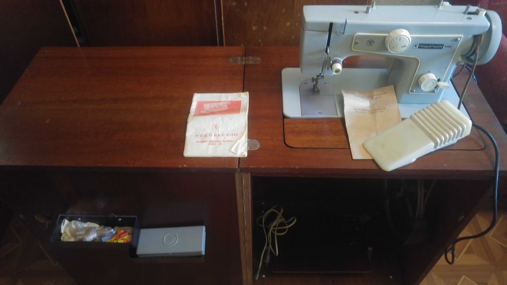 Швейная машинка Подольск 132 с электроприводом.