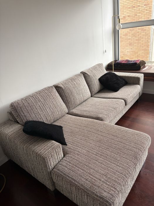 Sofá chaise long cinza