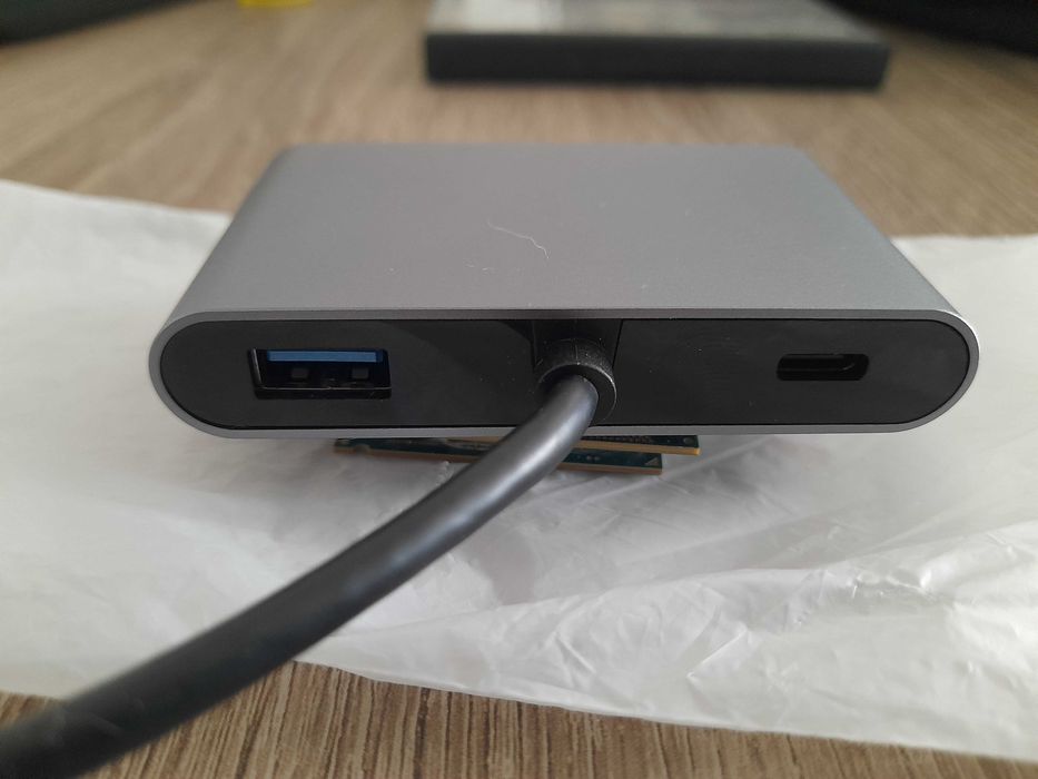 Hub USB Tipo-C com potas de vidio 1 vga  2 duas hdmi
