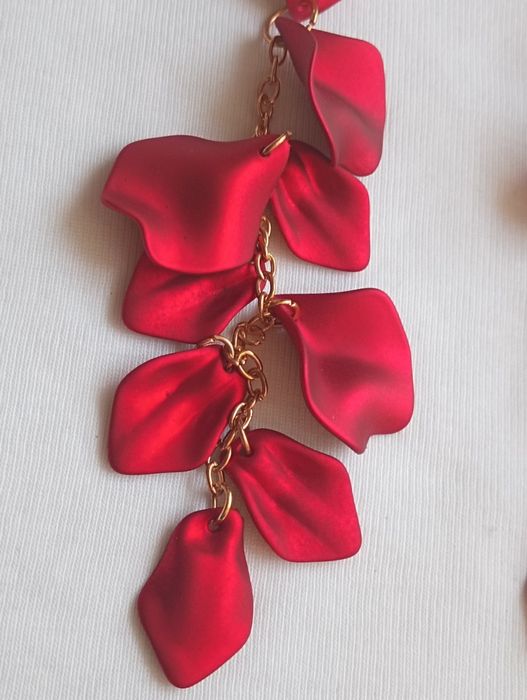 Długie kolczyki płatki czerwone
