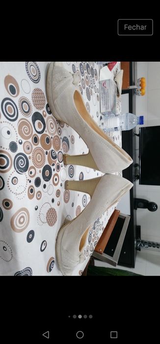 Sapato aberto à frente de salto alto