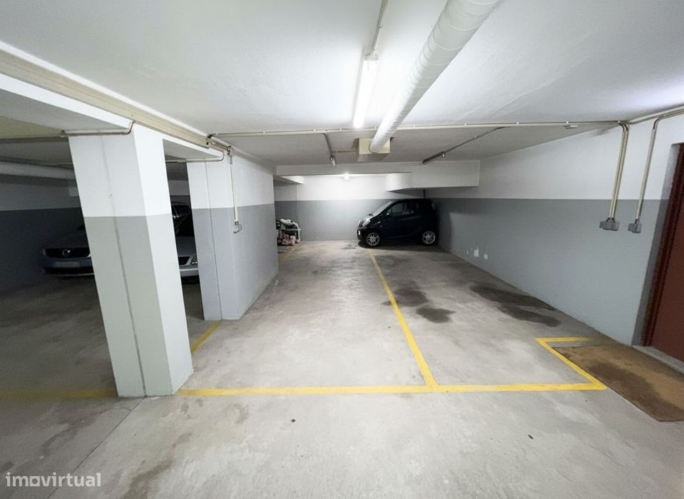 Garagen e estacionamento em Matosinhos, São Mamede de Infesta