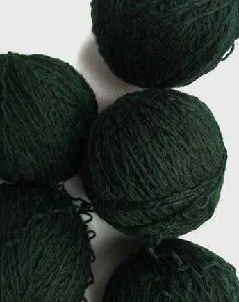 Пряжа нитки ШЕРСТЬ красивый темный зеленый цвет вес 450 гр.
