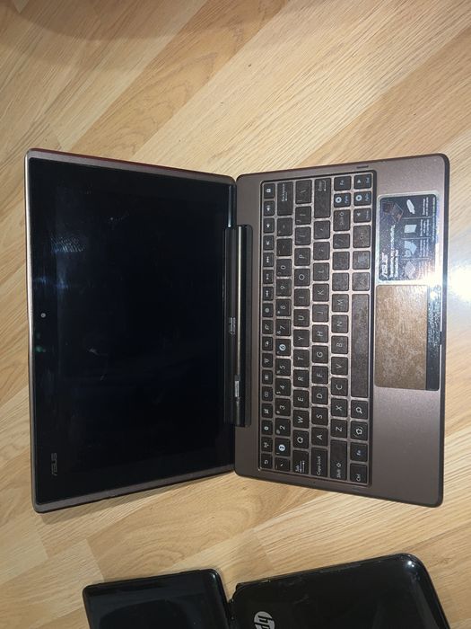 на запчасти :3 нетбука, 2 блока питания,1 хромбук, 1 кулер охлаждения