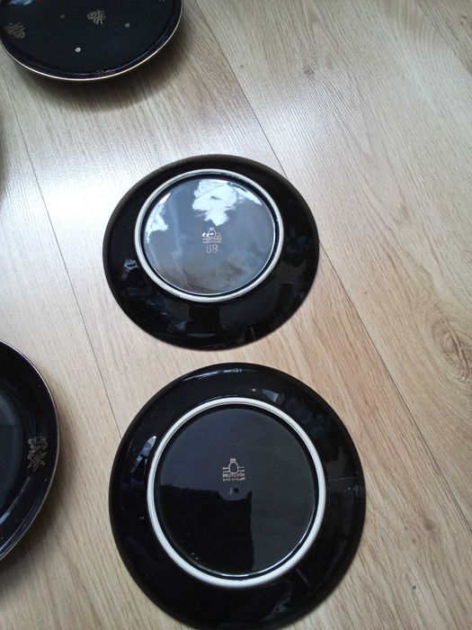 Czarne talerzyki deserowe wraz z paterą. Pruszków. Pięć z innym wzorem