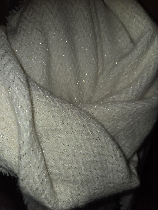 Kremowy szal ze złotą nitką