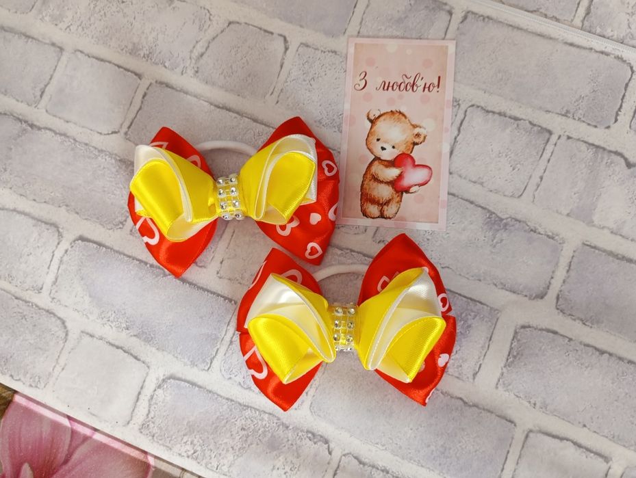 Яскраві бантики для красунь