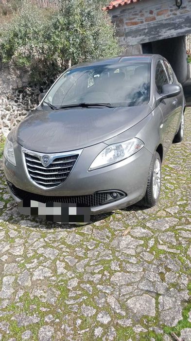 Lância Ypsilon - Elegância Italiana e Económico