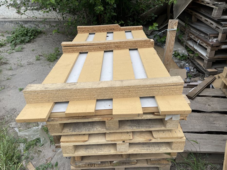 Продам Піддони деревʼяні великого  розміру.