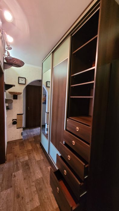 Шкаф купе 190×60×258 тёмный орех, зеркало, белое стекло