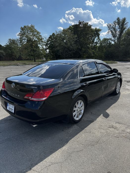 Автомобіль Toyota Avalon