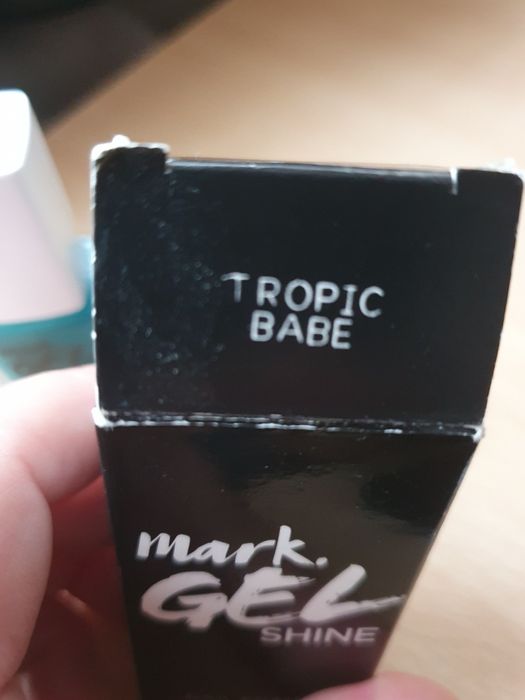 Sprzedam.nowy lakier do paznokci Avon