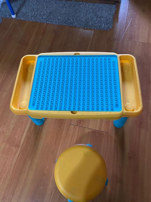 Mesa com banco para legos duplo