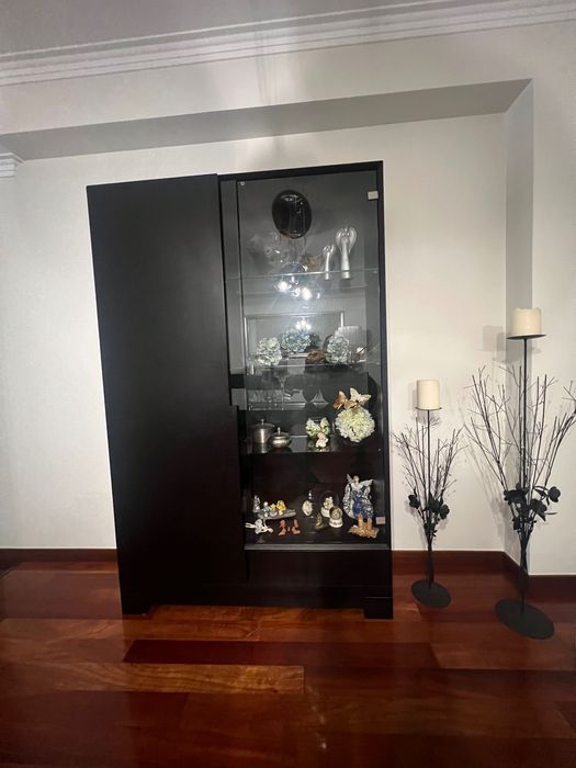 Vitrine em vidro e madeira