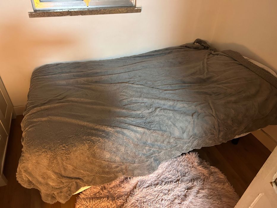 Cama de corpo e meio com colchão