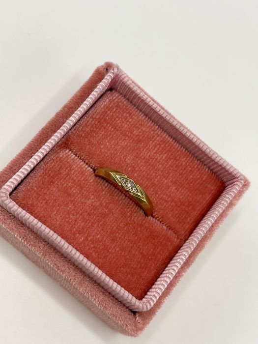 Złota obrączka pierścionek z brylantem