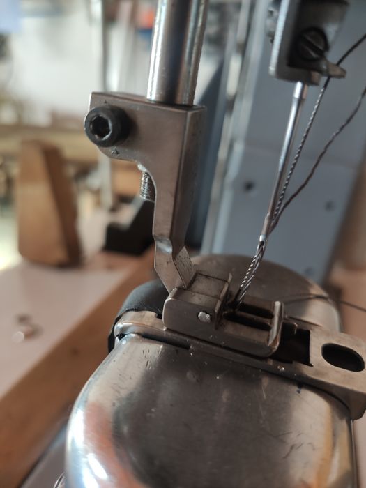 Máquina de costura de coluna com duas agulhas DURKOPP ADLER AG