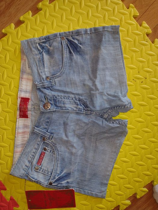 Nowe krotkie spodenki jeansowe