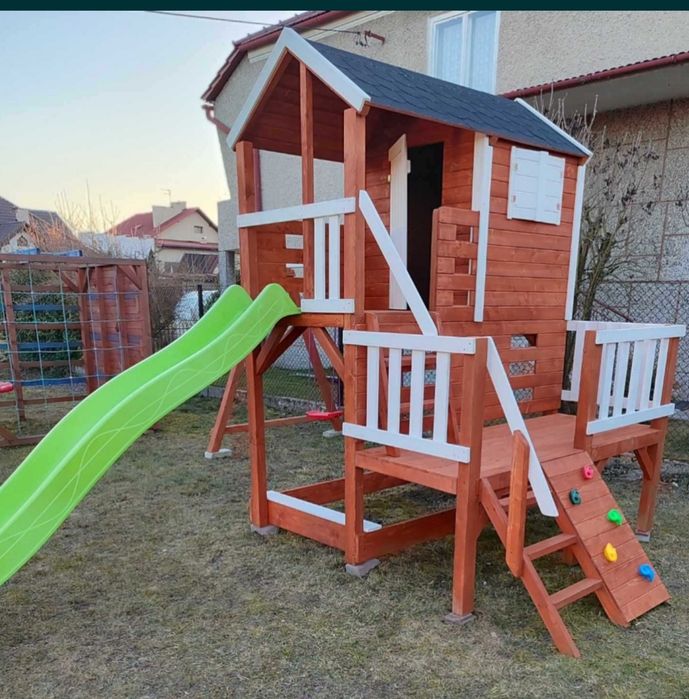 Plac zabaw dla dzieci, domek, zjeżdżalnia, huśtawka, meble ogrodowe.
