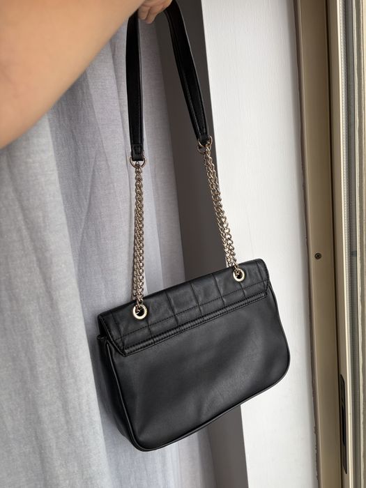 Mala Guess preta e dourada