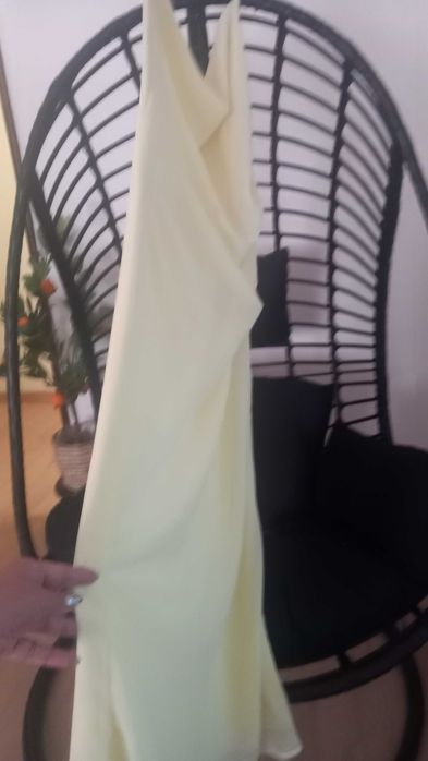 Vestido amarelo claro com gola descaída sem costas