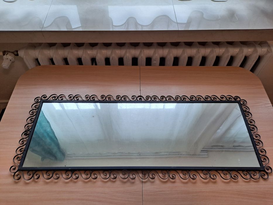 Lustro PRL zdobione metaloplastyką.