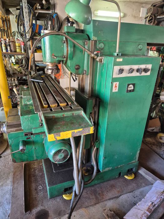 Frezarka uniwersalna FU251