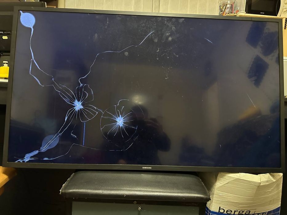 Телевизор SAMSUNG UE43T5300AU, разбита матрица