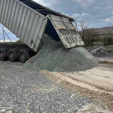 Доставка піску, щебеню, чорнозему по Києву та області / Пісок, щебінь, чорнозем